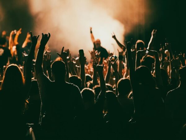 Seniorzy w Bąkowie: Ognisko, muzyka i nowe przyjaźnie!
