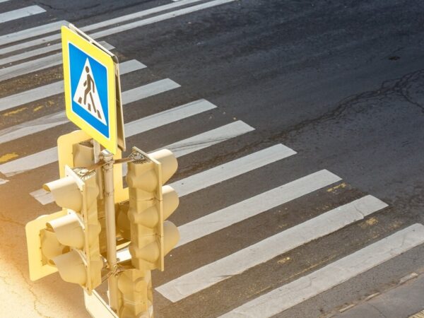 Bezpieczna podróż do szkoły: Jak chronimy dzieci na drogach?