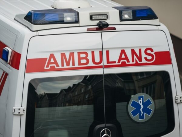 Bezpieczne kąpiele: kluczowe zasady na wakacjach nad wodą