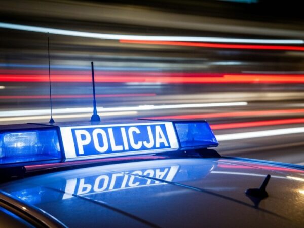 Mężczyzna wepchnięty do stawu i okradziony przez napastnika